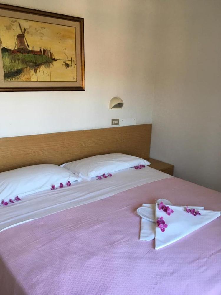 Hotel Peonia Rimini Esterno foto